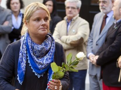 Mari Mar Blanco se dirige hoy a depositar una flor en el monumento con el que el Parlamento Vasco homenajea a las víctimas del terrorismo.
