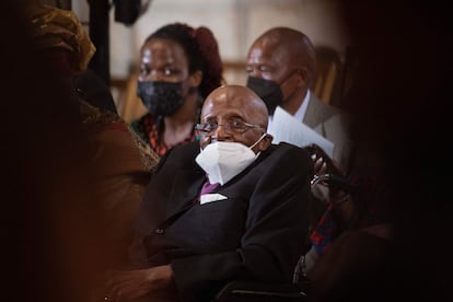 Desmond Tutu acude a misa en la catedral de San Jorge en Ciudad del Cabo el 7 de octubre de 2021, para celebrar su 90 cumpleaños. 