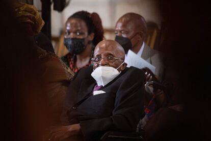 Desmond Tutu acude a misa en la catedral de San Jorge en Ciudad del Cabo el 7 de octubre de 2021, para celebrar su 90 cumpleaños.