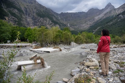 Cortes de carreteras, crecidas de ríos y el desalojo de viviendas son algunas de las incidencias que han dejado las fuertes lluvias en el norte de Huesca el fin de semana. En la foto, el Cinca a su paso por Bielsa.