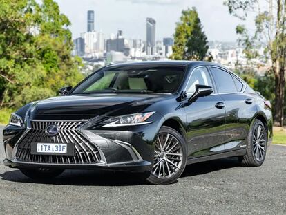 Imagen promocional de un Lexus modelo ES300h.