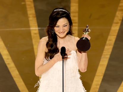 Michelle Yeoh, con el Oscar a la mejor actriz protagonista.