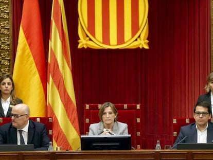 La presidenta Carme Forcadell, junto a los vicepresidentes Lluis Corominas (i) y Jos&eacute; Maria Espejo-Saavedra (d).  