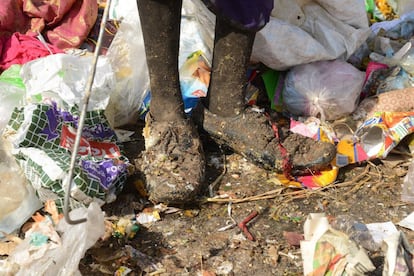 Calzado de una mujer que recoge artículos reciclables en un basurero en las afueras de Hyderabad.