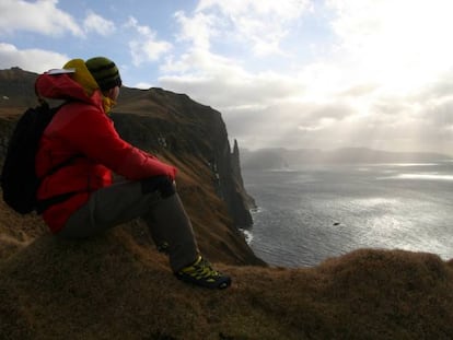 Eduardo Salete observando el Trøllkonufingur, al pie del acantilado.