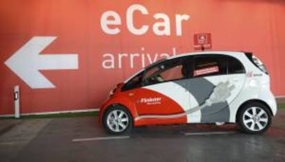 Un hombre conduce un coche eléctrico durante una exhibición. EFE/Archivo