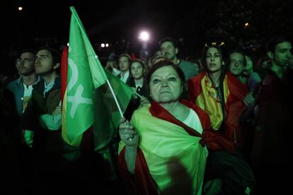 Seguidores de Vox celebran los resultados electorales en Madrid.