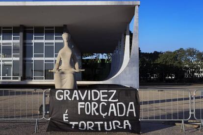 Uma faixa em protesto pelo aborto legal em frente ao STF.