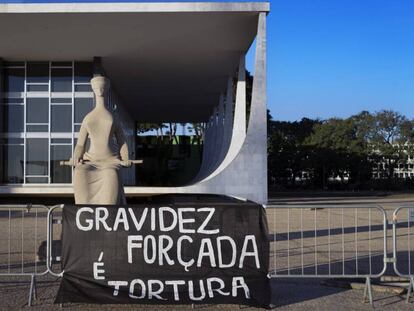 Uma faixa em protesto pelo aborto legal em frente ao STF.