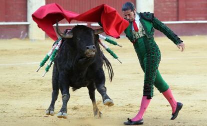 Javier Conde, con la muleta ante el primer toro de la tarde.