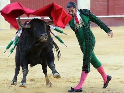 Javier Conde, con la muleta ante el primer toro de la tarde.