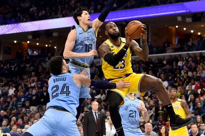 Watanabe intenta frenar a LeBron James en un Memphis-Lakers, en febrero.