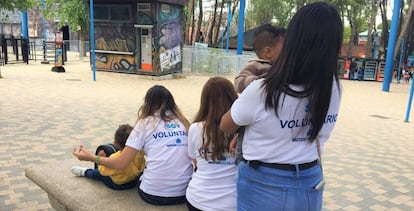 Voluntarias universitarias participan en una acción solidaria promovida por la Fundación Mutua Madrileña.