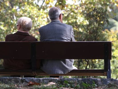 Dos ancianos sentados en un banco del Retiro, en Madrid.