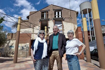 En la imagen, Rosana Pérez, Juan Ballester y Rosa Crespo, socios de la cooperativa de viviendas colaborativas de Godella (Valencia) ante la parcela donde se levantarán los pisos de alquiler.