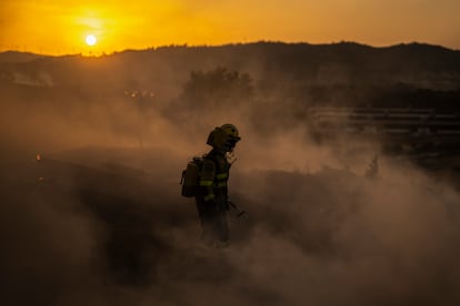 Un bombero durante las labores de extinción del incendio que afecta al municipio de Monterrei (Ourense), este miércoles.