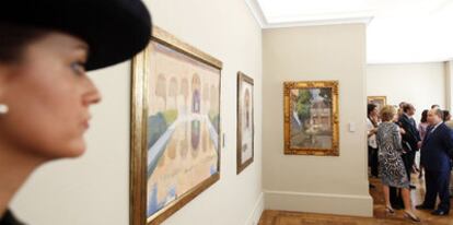 Inauguración ayer de la exposición <i>Granada en Sorolla. </i>A la derecha, la presidenta Esperanza Aguirre y el alcalde de Granada.