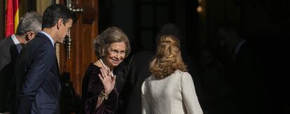 La Reina Sofía saluda al público asistente en el exterior del Congreso de los Diputados, en presencia del presidente del Gobierno, Pedro Sánchez (i) y la presidenta del Congreso, Ana Pastor (d).