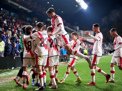 Los futbolistas del Rayo Vallecano celebran el tercer gol frente al RCD Mallorca este lunes en su estadio.