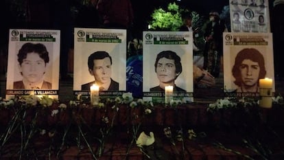 Un altar con los retratos de cuatro de los 13 jóvenes desaparecidos en Bogotá entre marzo y septiembre de 1982.