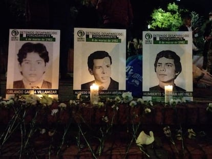 Un altar con los retratos de cuatro de los 13 jóvenes desaparecidos en Bogotá entre marzo y septiembre de 1982.