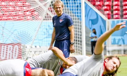 Klinsmann observa a sus jugadores en un entrenamiento.