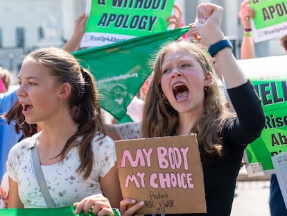 Abortion rights activists and anti-abortion activists face at the Supreme Court.