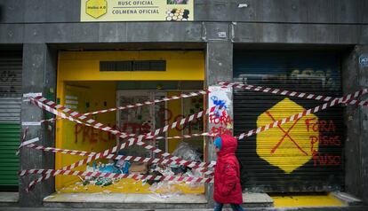 El local on es construïen pisos rusc va aparèixer amb escombraries i pintades fa uns dies.