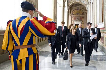 La vicepresidenta del Gobierno, Soraya Sáenz de Santamaría, en la sede del Vaticano.