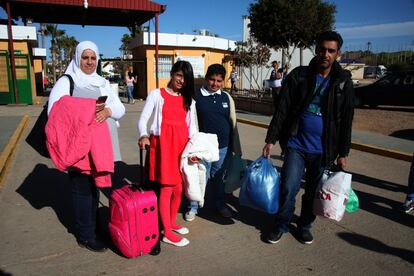 Una familia de refugiados sirios abandona con sus pertenencias el CETI de Melilla para trasladarse a l puerto y embarcar con rumbo a Málaga.