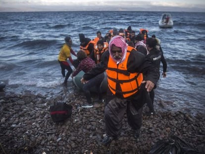 Um iraquiano desembarca junto a outros refugiados na ilha grega de Lesbos em 18 de dezembro.