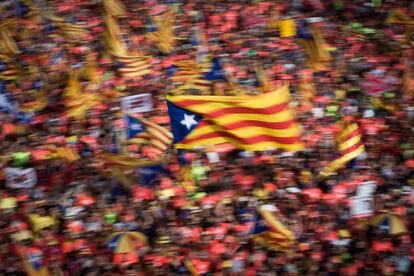 Una bandera independentista de Cataluña es portada por un manifestante.