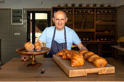 El chef Paco Pérez posa en su nuevo espacio de panadería A mà en el restaurante Miramar de Llançà (Girona).