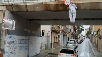 Muñeco colgado aparecido en Sant Vicenç dels Horts.