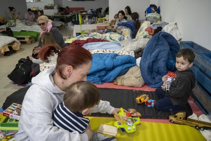 En el Solidarity Transit Center, dos locales comerciales en Chisináu cedidos a tres organizaciones de ucranianos en Moldavia para la acogida de refugiados descansan decenas de personas, entre madres e hijos. Los voluntarios estaban, diez días después de habilitar el espacio, escribiendo unas normas de convivencia. “Todo ha ido muy rápido”, confiesa Russu Roman, periodista freelance de 30 años, ahora implicado en esta nueva labor solidaria. Intuitivamente, hacen lo que las ONG hacen profesionalmente para, por ejemplo, contribuir al bienestar de la infancia. “La mitad son niños, así que les damos juguetes y les hemos llevado al cine”.