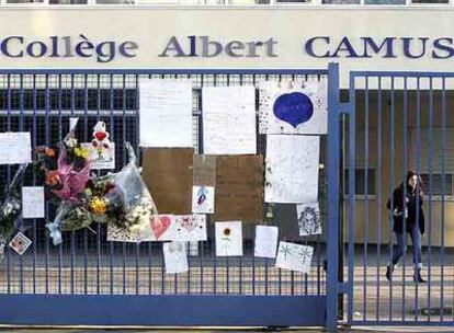 Ramos de flores y mensajes en la puerta del colegio Albert Camus, en la localidad francesa de Meaux, en memoria de Carl.