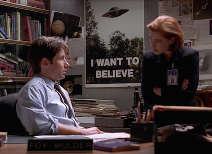 Los agentes Fox Mulder (David Duchovny) y Dana Scully (Gillian Anderson), en una escena de la serie 'Expediente X '.