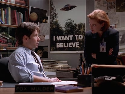 Los agentes Fox Mulder (David Duchovny) y Dana Scully (Gillian Anderson), en una escena de la serie 'Expediente X '.