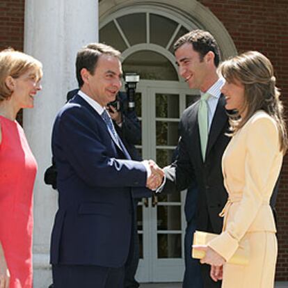 José Luis Rodríguez Zapatero y su esposa reciben en la puerta de La Moncloa al Príncipe y a Letizia Ortiz.