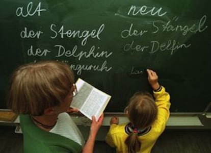 Una profesora, con una alumna, en una clase de lengua alemana en un colegio de Bremen, Alemania.