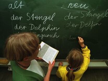 Una profesora, con una alumna, en una clase de lengua alemana en un colegio de Bremen, Alemania.