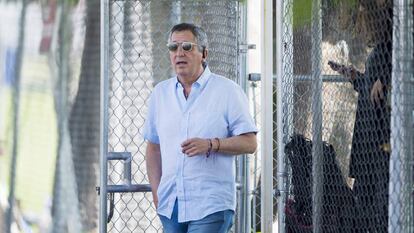 El mexicano Jorge Vergara sale de un entrenamiento de su equipo de fútbol, ‘las chivas’ de Guadalajara.