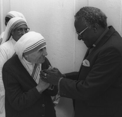 La madre Teresa de Calcuta y Desmond Tutu en la inauguración de un centro de las Misioneras de la Caridad en Ciudad del Cabo en noviembre de 1988. Ambos religiosos fueron galardonados con el Premio Nobel de la Paz.