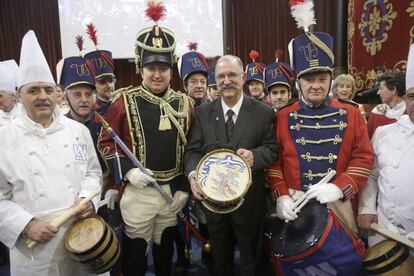 Pedro Subijana posa con el tambor de Oro junto a los barriles y tambores de la Unión Artesana.