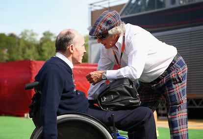 Sir Frank Williams xerra amb Sir Jackie Stewart en el paddock