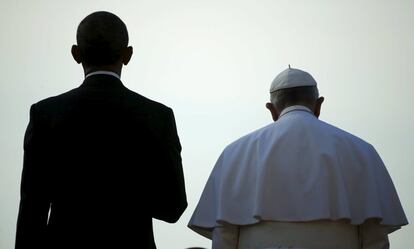 O presidente dos Estados Unidos, Barack Obama, de pé junto ao Papa, durante a cerimônia de boas-vindas para Francisco na Casa Branca em Washington.