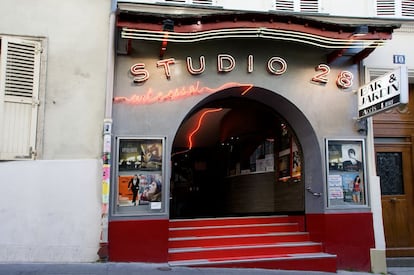 Exterior de Studio 28, (10 Rue Tholozé). Algo parecido opina Allan Roulleau, propietario del más íntimo Studio 28 , en el corazón de Montmartre. “Los espectadores seleccionan más duramente las películas pero no hay que olvidar que nosotros tenemos el CNC (Centre National du Cinéma) que está muy presente y protege la cultura cinematográfica francesa. En Europa el cine francés es el único que se defiende frente al americano”. Desde 1928, el arco con neón blanco y naranja de la fachada de Studio 28 forma parte de la historia del cine, y no sólo el francés.