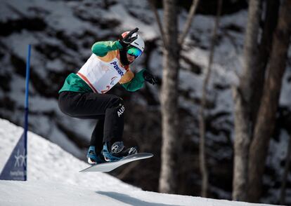 Simon Patmore, de Australia, durante la competición de Snowboard en el centro alpino de Jeongseon (Corea del Sur), el 12 de marzo.