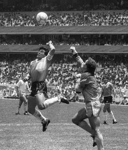 Diego Maradona marca un gol con la mano durante un partido con Inglaterra en el Mundial de 1986. Longoni fue el único fotógrafo argentino que pudo retratar el momento.