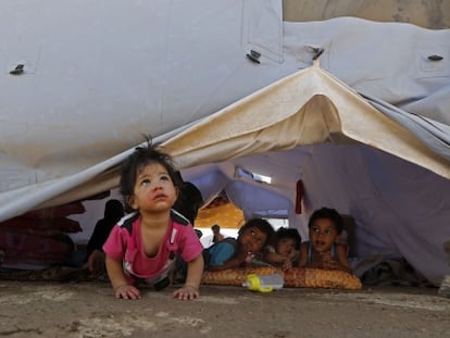 Crianças refugiadas em acampamento temporário no Iraque.